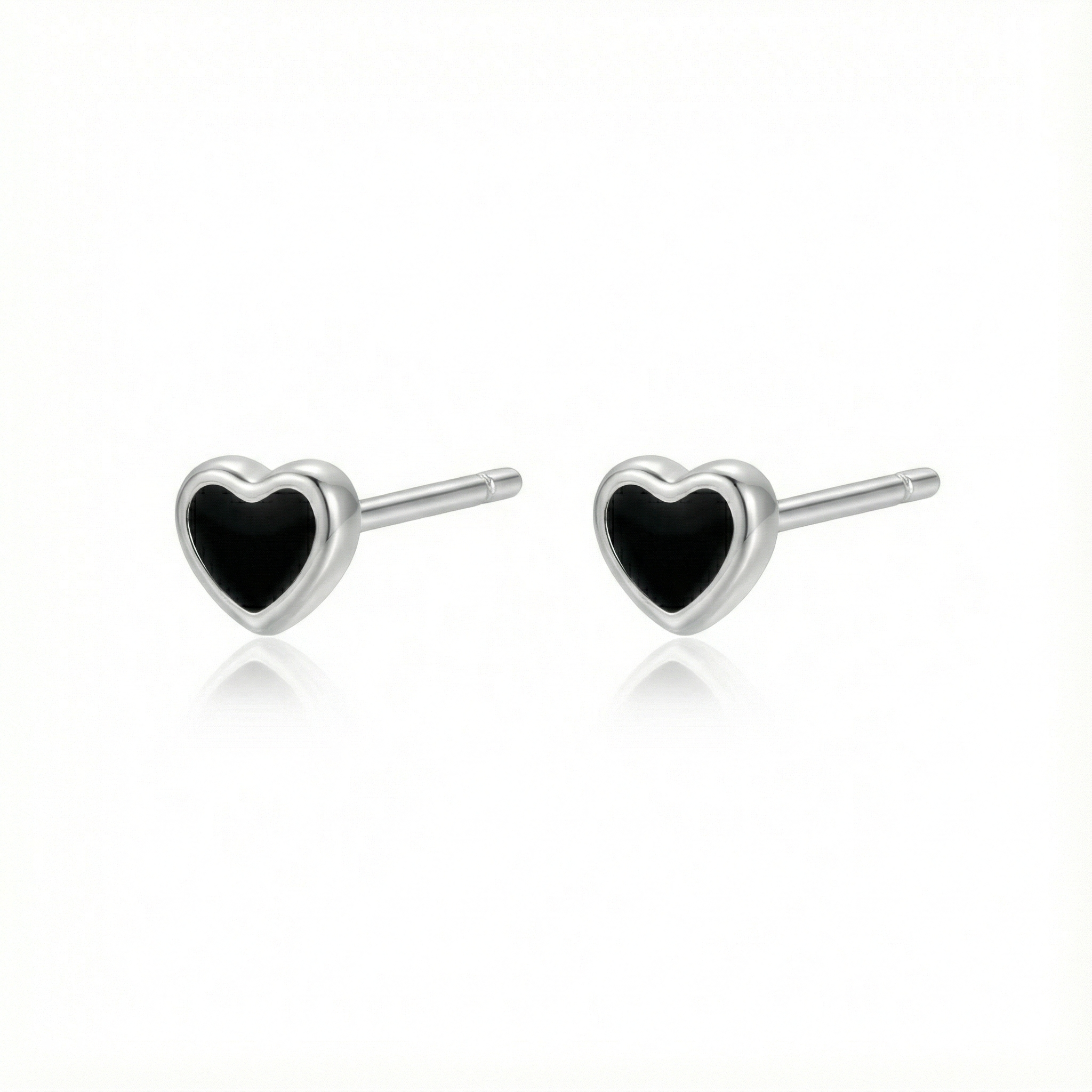 Petites puces d'oreilles en argent 925 forme cœur avec centre noir (émail ou onyx) contour argenté brillant